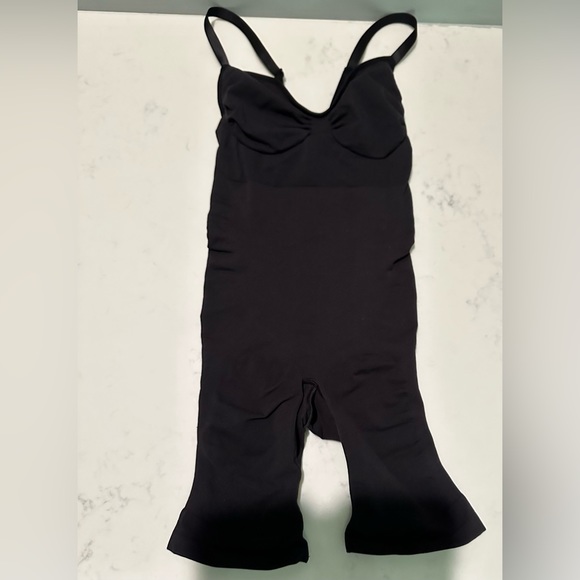 SKIMS Seamless Sculpt Mid Thigh Bodysuit Size S/M - Picture 5 of 5